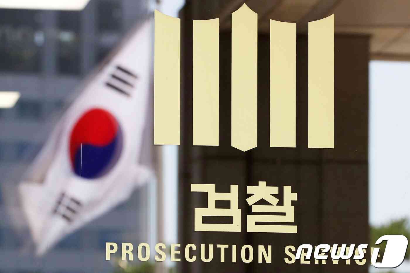 '아들학폭' 학부모 '수업 중 교사 목 조르고 폭행' 징역 1년…檢, 불복항소 - 뉴스1 '아들학폭' 학부모 '수업 중 교사 목 조르고 폭행' 징역 1년…檢, 불복항소 - 뉴스1