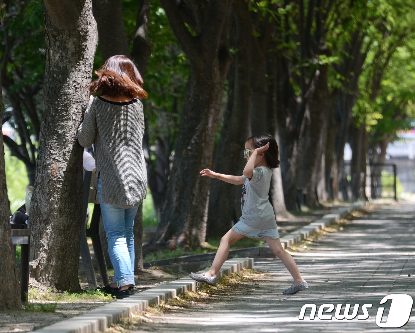 본문 이미지 - 강원 춘천시 의암공원에서 엄마와 아이가 '무궁화꽃이 피엇습니다'를 하고 있다.  ⓒ News1 이찬우 기자
