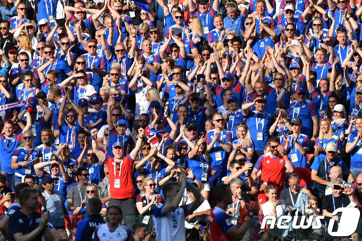 본문 이미지 - 첫 월드컵을 즐기고 있는 아이슬란드 팬들. ⓒ News1