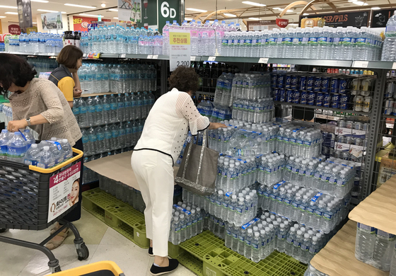 '생수'로 둔갑한 액상차·해양수…온라인몰 4965건 법 위반 적발