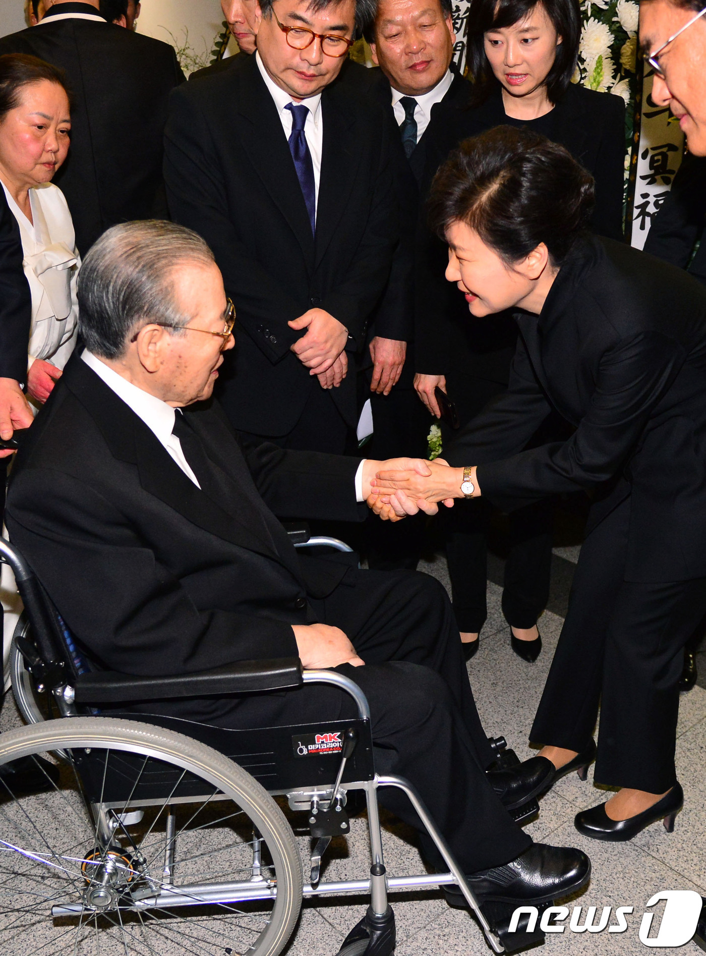 김종필 전 총리 별세...박근혜 전 대통령과 악수 - 뉴스1