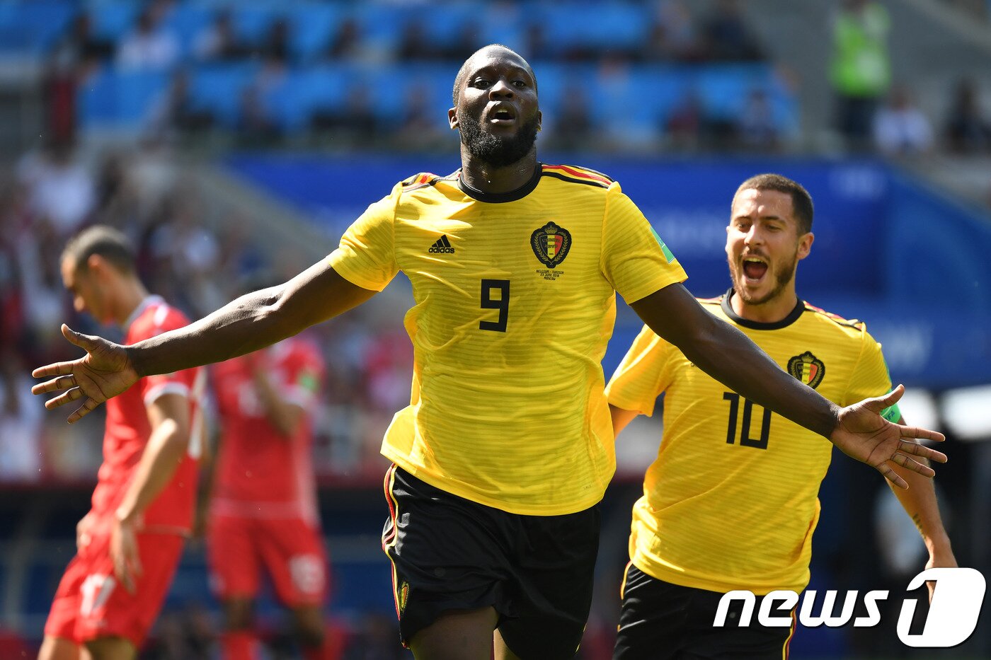 본문 이미지 - 벨기에의 로멜루 루카쿠가 23일(한국시간) 러시아 모스크바의 스파르타크 스타디움에서 열린 2018 국제축구연맹(FIFA) 러시아월드컵 G조 조별예선 2차전 튀니지와의 경기에서 골을 넣은 뒤 기뻐하고 있다. ⓒ AFP=News1