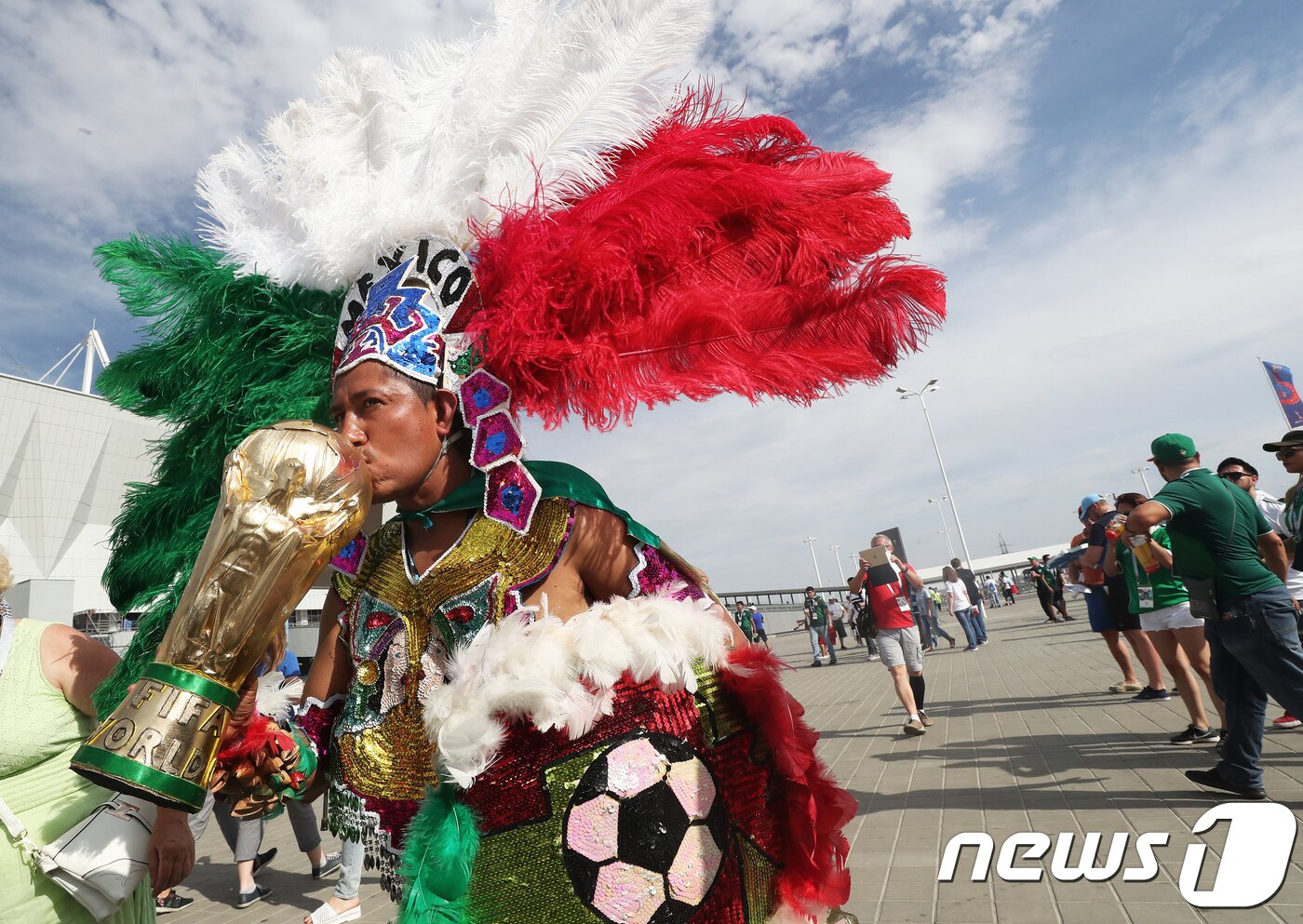 본문 이미지 - 멕시코를 응원하는 축구 팬들 2018.6.23/뉴스1 ⓒ News1 오대일 기자
