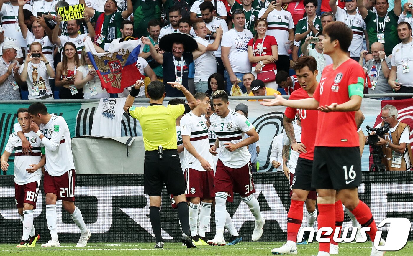 본문 이미지 - 축구대표팀 장현수와 기성용이 23일 오후(현지시간) 러시아 로스토프 아레나에서 열린 2018 러시아월드컵 F조 2차전 대한민국과 멕시코의 경기에서 전반 26분 멕시코 카를로스 벨라에게 페널티킥 실점을 허용한 뒤 침통한 표정을 짓고 있다. 2018.6.24 ⓒ 뉴스1 오대일 기자