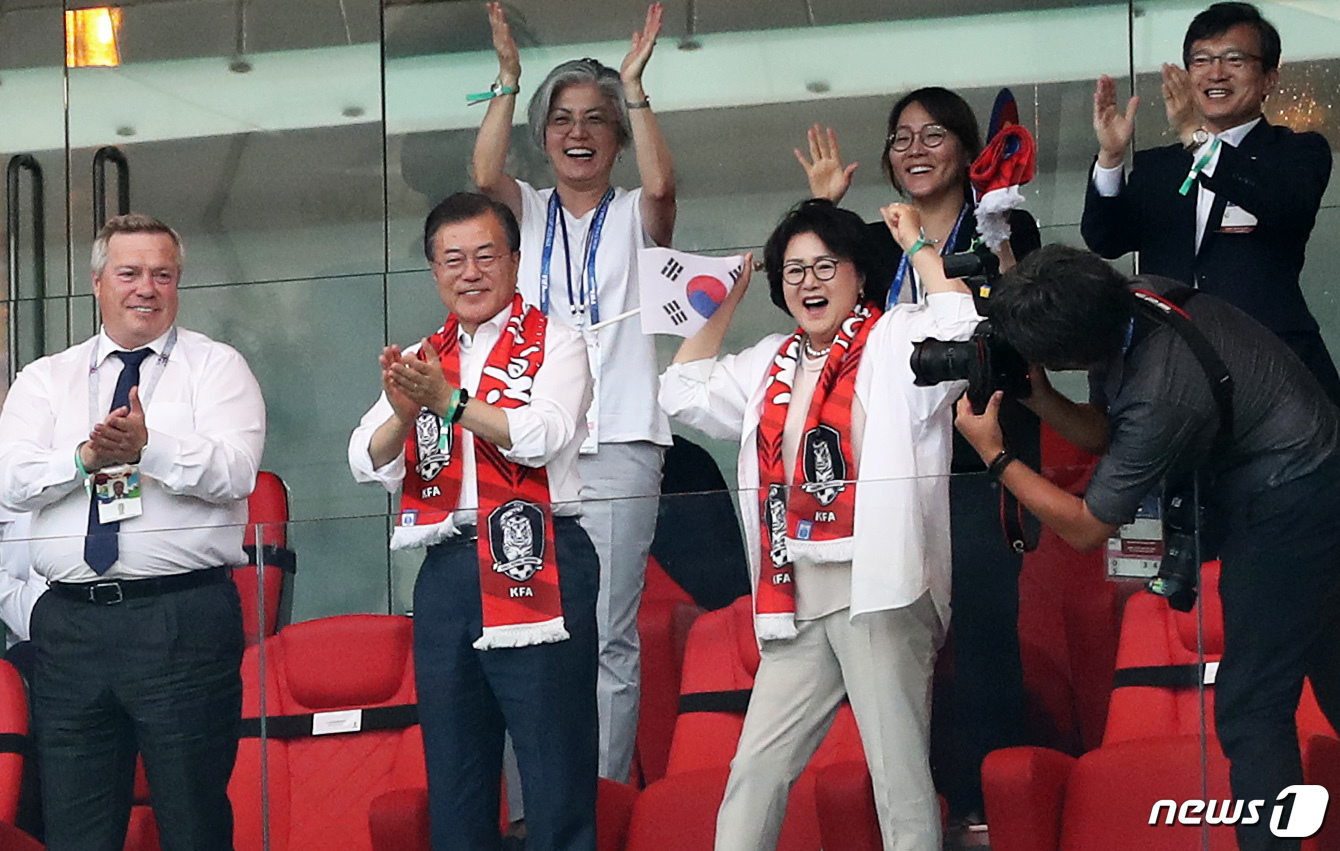 (로스토프나도누(러시아)=뉴스1) 오대일 기자 = 문재인 대통령과 부인 김정숙 여사가 23일 오후(현지시간) 러시아 로스토프 아레나에서 열린 2018 러시아월드컵 F조 2차전 대한 …