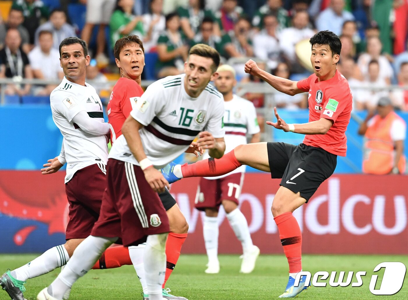 본문 이미지 - 축구대표팀 에이스 손흥민이 23일 오후&#40;현지시간&#41; 러시아 로스토프 아레나에서 열린 2018 러시아월드컵 F조 2차전 대한민국과 멕시코의 경기에서 0-2로 뒤진 후반 추가시간 자신의 월드컵 첫 골을 터트리고 있다. 2018.6.24/뉴스1 ⓒ News1 오대일 기자