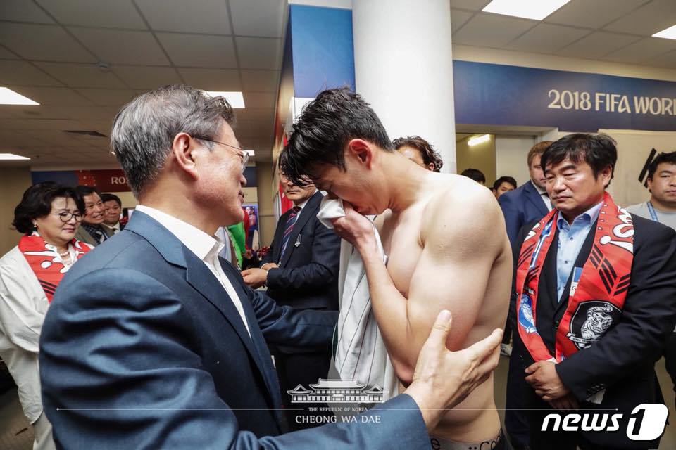 (서울=뉴스1) = 문재인 대통령이 23일 오후(현지시간) 러시아 로스토프 아레나에서 열린 2018 러시아 월드컵 F조 조별리그 2차전 대한민국과 멕시코의 경기를 관람한 뒤 1-2 …