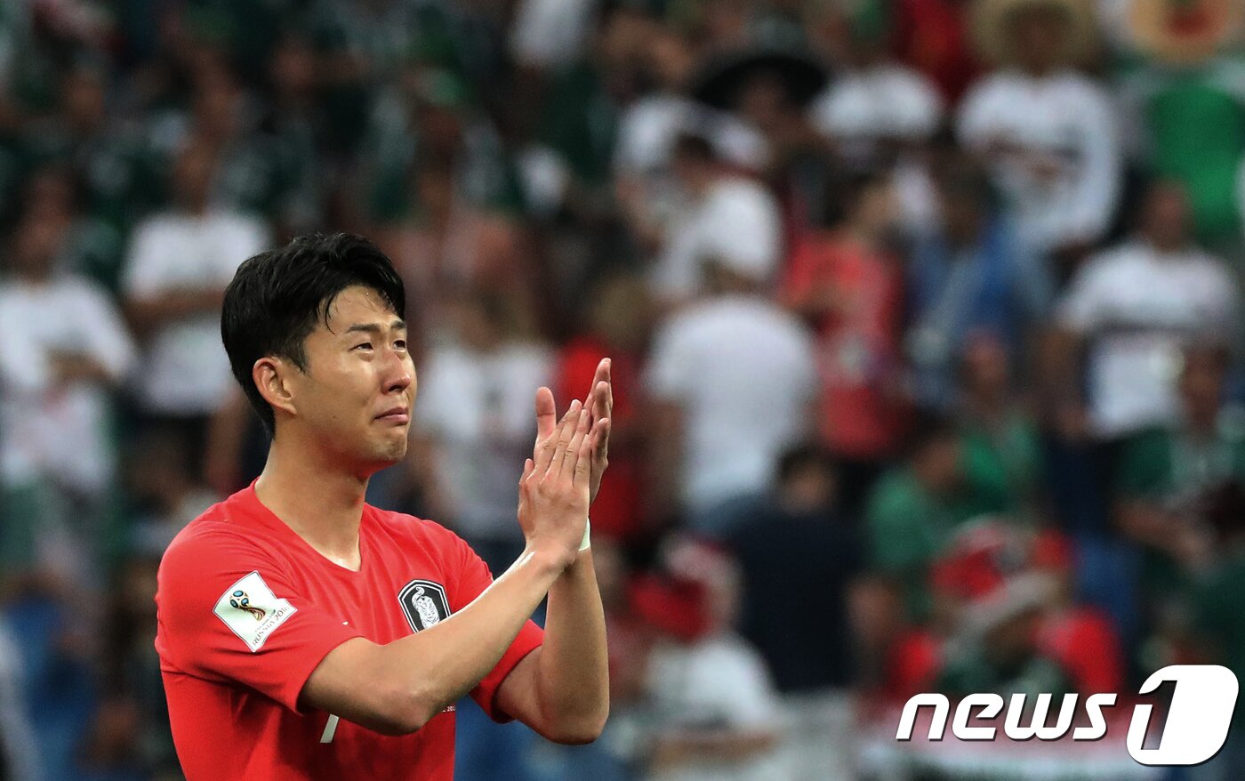 본문 이미지 - 축구대표팀 에이스 손흥민이 23일 오후&#40;현지시간&#41; 러시아 로스토프 아레나에서 열린 2018 러시아월드컵 F조 2차전 대한민국과 멕시코의 경기에서 1-2로 패한 뒤 눈물을 훌쩍이며 박수치고 있다. 2018.6.24/뉴스1 ⓒ News1 오대일 기자