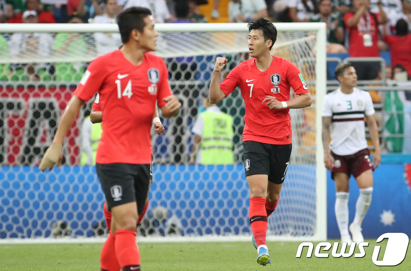 (로스토프나도누(러시아)=뉴스1) 오대일 기자 = 축구대표팀 에이스 손흥민이 23일 오후(현지시간) 러시아 로스토프 아레나에서 열린 2018 러시아월드컵 F조 2차전 대한민국과 멕 …