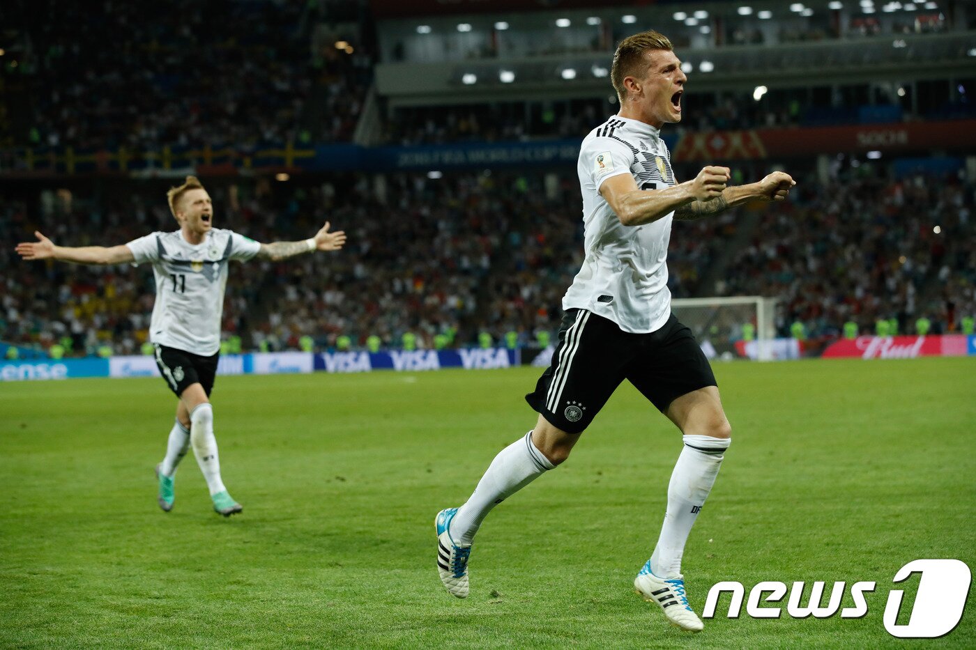 본문 이미지 - 독일의 토니 크로스가 24일(한국시간) 스웨덴과의 2018 러시아월드컵 F조 조별리그 2차전 후반 추가시간 역전골을 넣은 뒤 기뻐하고 있다. ⓒ AFP=News1