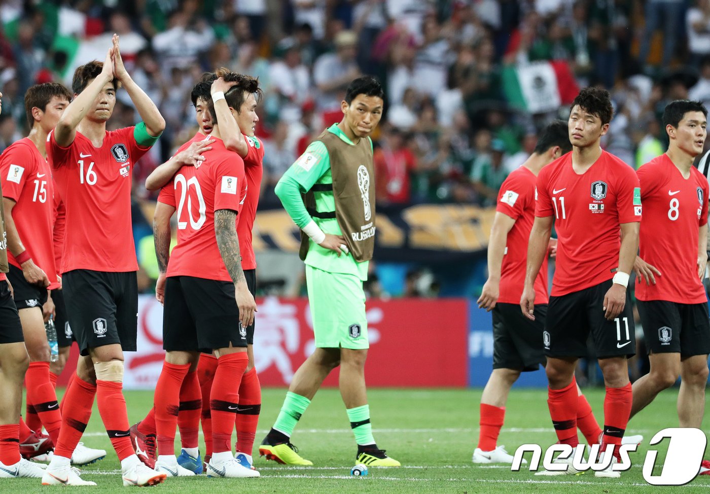 축구대표팀 손흥민이 23일 오후&#40;현지시간&#41; 러시아 로스토프 아레나에서 열린 2018 러시아월드컵 F조 2차전 대한민국과 멕시코의 경기에서 1대2로 패한 뒤 장현수와 포옹하며 위로하고 있다. 2018.6.24/뉴스1 ⓒ News1 오대일 기자