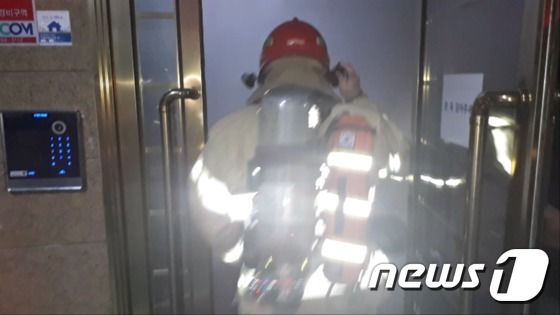 24일 오전 2시 12분쯤 부산 수영구 광안동에 있는 한 오피스텔에서 불이나 소방대원이 연기가 자욱한 건물 내부로 진입하고 있다.(부산소방본부 제공)© News1