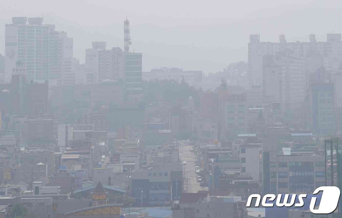 전북지역 초미세먼지가 '나쁨' 수준을 보인 24일 오전 전북 전주시 중화산동 일대가 뿌옇게 보이고 있다.  © News1 문요한 기자