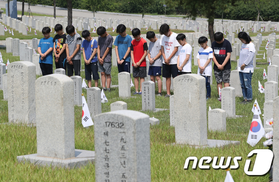 6.25 전사자 묘역에서 묵념하는 학생들