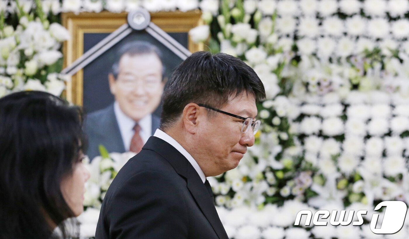 본문 이미지 - 박정희 전 대통령의 아들 박지만 EG회장과 부인 서향희 변호사가 24일 오전 서울 송파구 서울아산병원 장례식장에 마련된 고 김종필 전 국무총리의 빈소를 찾아 조문한 뒤 김 전 총리의 영정 앞을 지나고 있다. 2018.6.24/뉴스1 ⓒ News1 구윤성 기자
