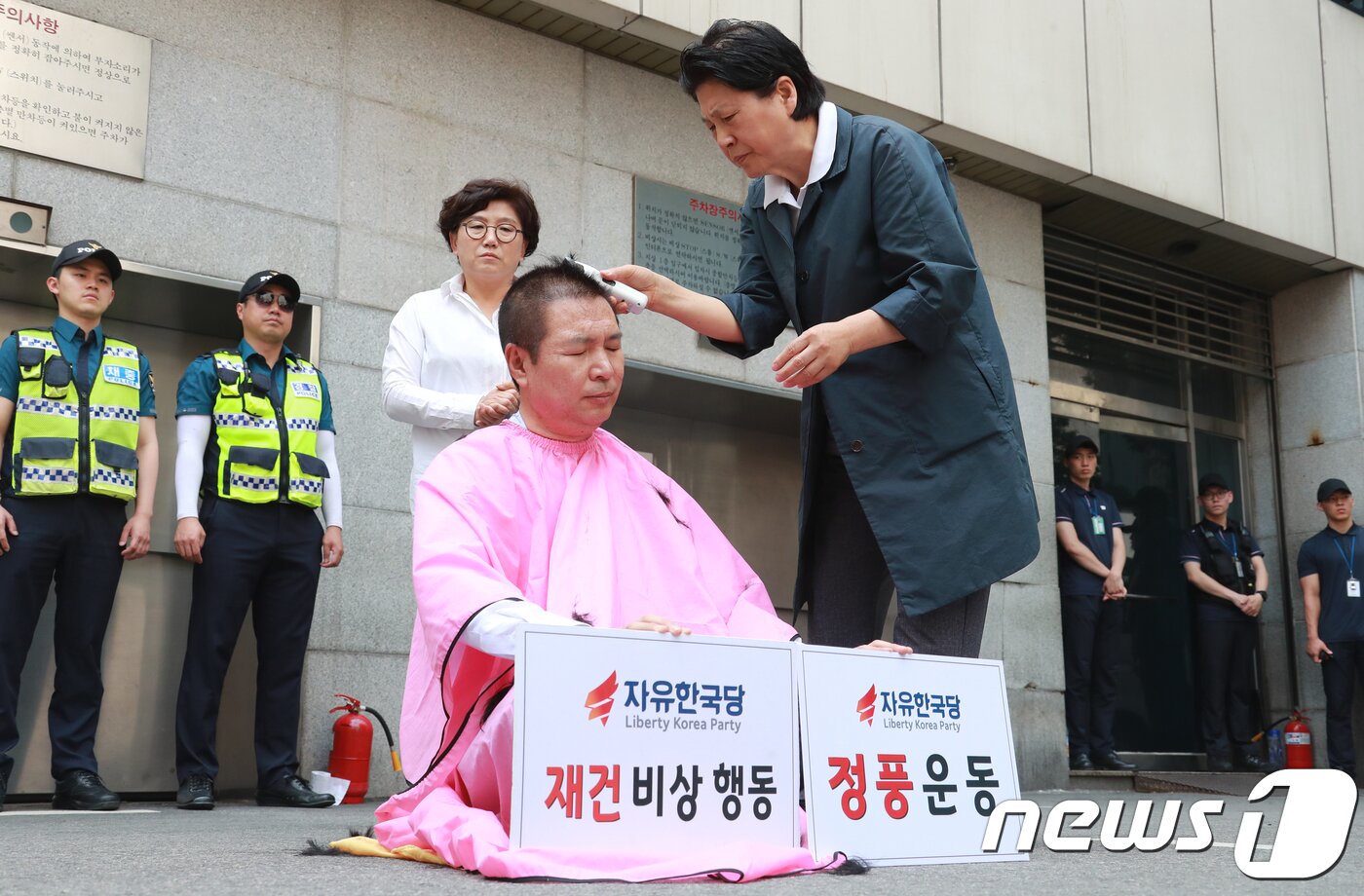 본문 이미지 - 구본철 자유한국당 재건비상행동 대변인이 24일 오전 서울 여의도 자유한국당 당사 앞에서 2020년 총선불출마 선언 후 삭발식을 거행하고 있다. 뉴스1 ⓒ News1 이동원 기자