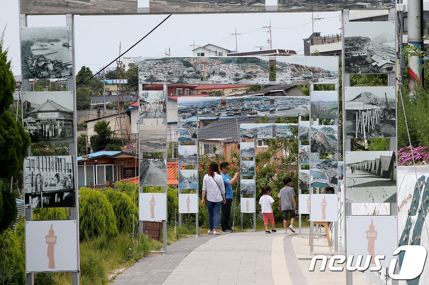 (동해=뉴스1) 서근영 기자 = 24일 강원도 동해시 묵호등대 일원에서 열린 '묵호등대 논골담길 축제'를 찾은 관광객들이 묵호의 과거사진과 현재의 조합을 배경삼아 기념촬영하고 있다 …