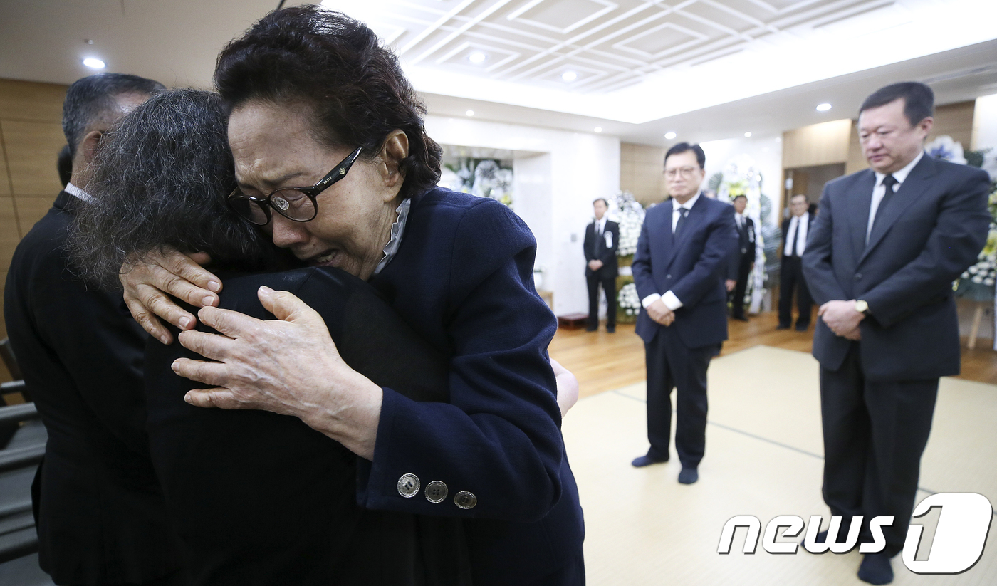 (서울=뉴스1) 구윤성 기자 = 구자춘 전 서울시장의 부인 추시경씨가 24일 오전 서울 송파구 서울아산병원 장례식장에 마련된 고 김종필 전 국무총리의 빈소에서 딸 김예리 씨를 위로 …