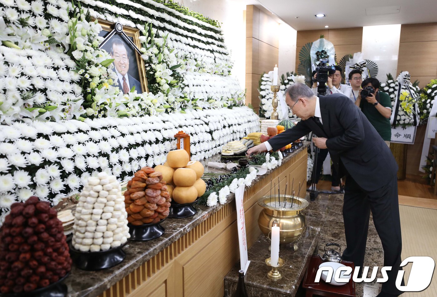 본문 이미지 - 반기문 전 유엔사무총장이 24일 오전 서울 송파구 서울아산병원 장례식장에 마련된 고 김종필 전 국무총리의 빈소를 찾아 조문하고 있다. 2018.6.24/뉴스1 ⓒ News1 구윤성 기자