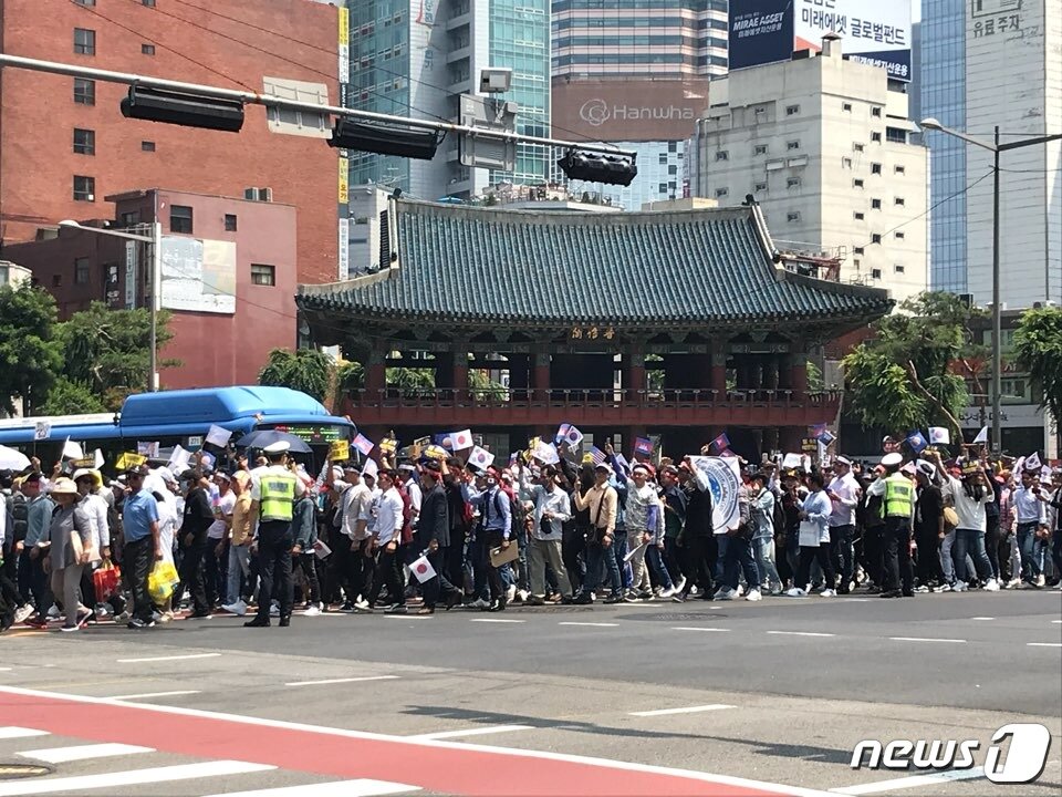 본문 이미지 - 캄보디아 청년운동단체가 24일 오전 11시쯤 서울 종로구 보신각 앞에 모여 훈센 정권을 규탄하는 집회를 마무리하고 종로구 일본대사관 앞으로 행진하고 있다.2018.6.24/뉴스1ⓒ News1