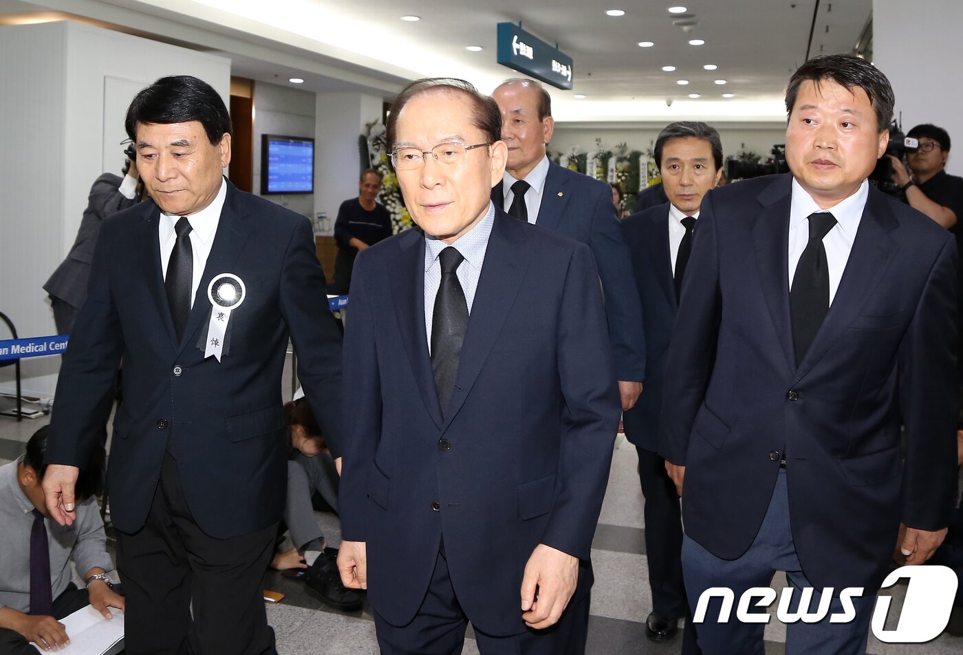 본문 이미지 - 이회창 전 국무총리가 24일 서울 송파구 서울아산병원 장례식장에 마련된 고 김종필 전 국무총리의 빈소에 조문하기 위해 들어서고 있다. 2018.6.24/뉴스1 ⓒ News1 구윤성 기자