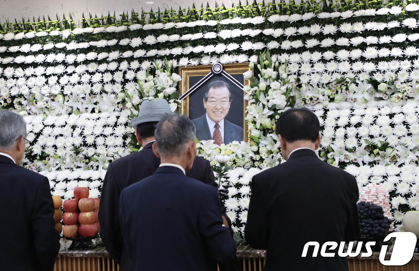 본문 이미지 - 24일 서울 송파구 서울아산병원 장례식장에 마련된 故 김종필 전 국무총리의 빈소를 찾은 문상객들이 조문을 하고 있다. 김 전 총리는 박정희 전 대통령의 최측근으로 정계에 입문해 9선(6·7·8·9·10·13·14·15·16)으로 역대 최다선 의원을 역임했으며, 11대(유신정권)와 31대(DJ정권) 두 차례 국무총리를 지냈다. 2018.6.24/뉴스1 ⓒ News1 민경석 기자