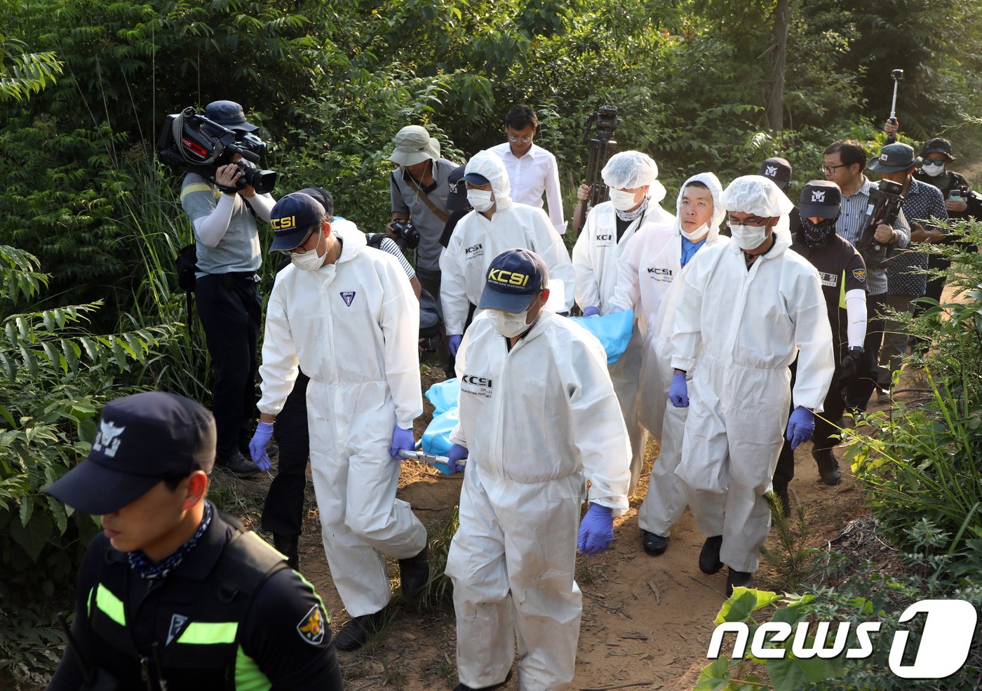 경찰과학수사대 대원들이 전남 강진군 도암면 지석리 야산 정상 부근에서 지난 16일 아르바이트를 한다고 집을 나선 후 실종됐던 A양&#40;16&#41;으로 추정되는 시신을 발견해 구급차로 옮기고 있다. 2018.6.24/뉴스1 ⓒ News1 한산 기자