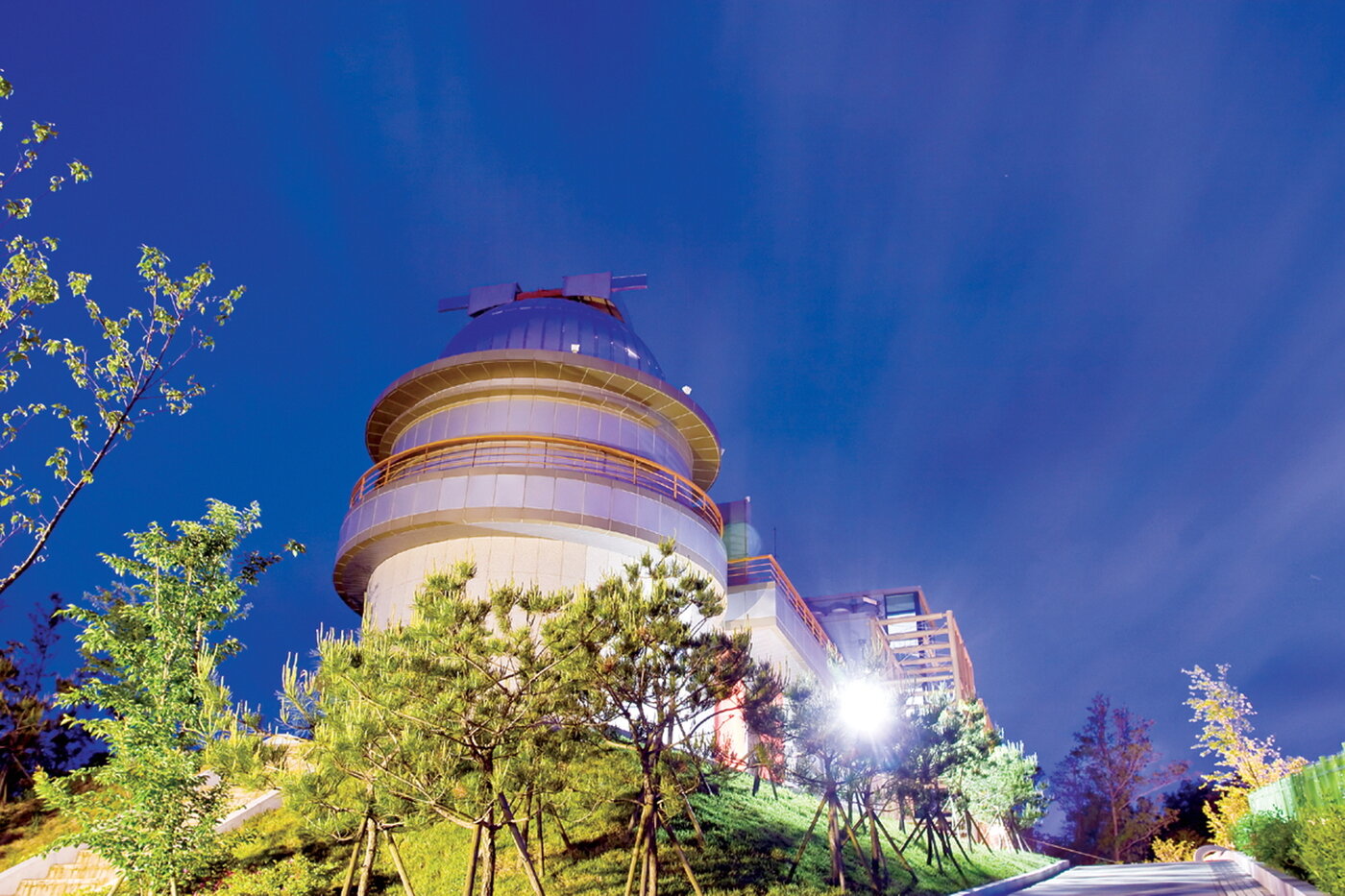 본문 이미지 - 정남진 천문과학관 야경. 장흥군청 제공