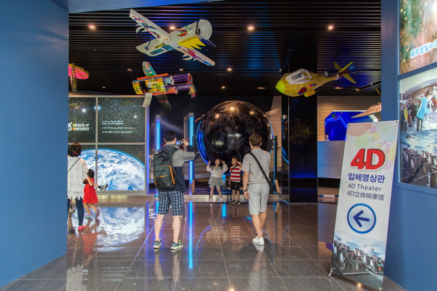 본문 이미지 - 별빛누리공원에서 기념사진을 찍는 어린이들. 관광공사 제공