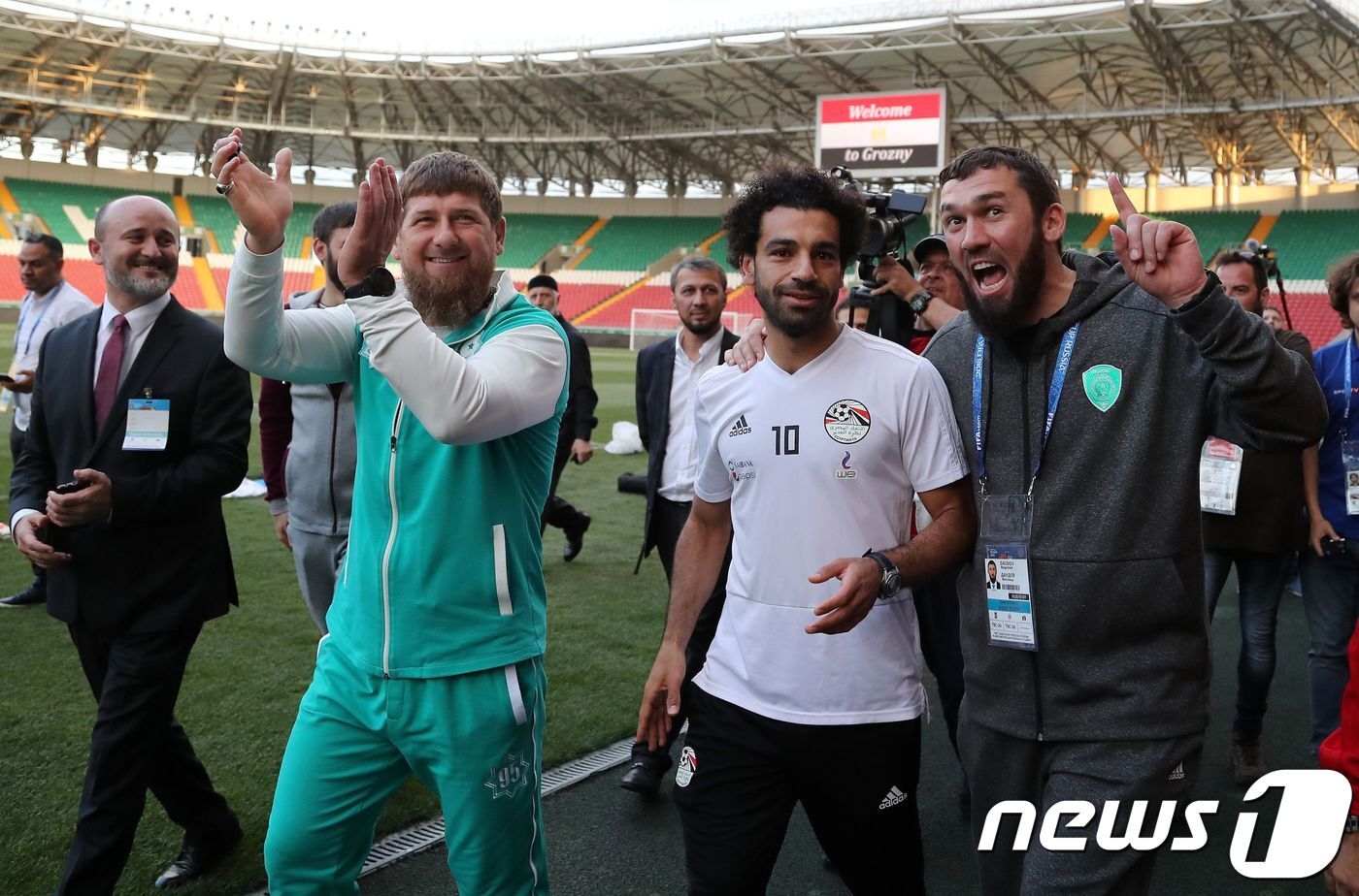본문 이미지 - 지난 10일(현지시간) 람잔 카디로프 체첸 공화국 수반(왼쪽에서 두 번째)이 체첸 공화국 그로즈니에 있는 이집트 축구 대표팀의 캠프를 방문해 이집트 공격수 모하메드 살라(오른쪽에서 두 번째)를 만났다. ⓒ AFP=뉴스1