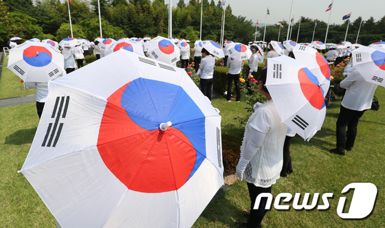 태극기 우산들고 6·25 유엔전몰용사 추모