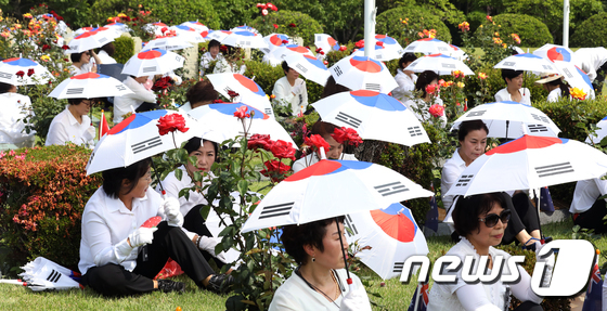 6.25 68주년...유엔기념공원 가득 메운 태극기 우산