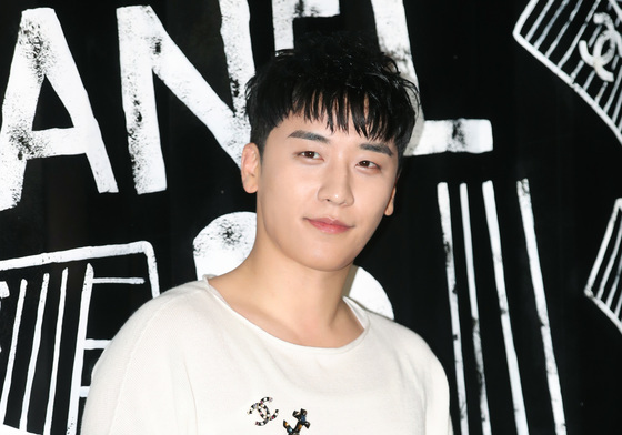 "빅뱅 출신 승리, 내년 1월 아빠 된다"…20대 여친과 결혼 준비설