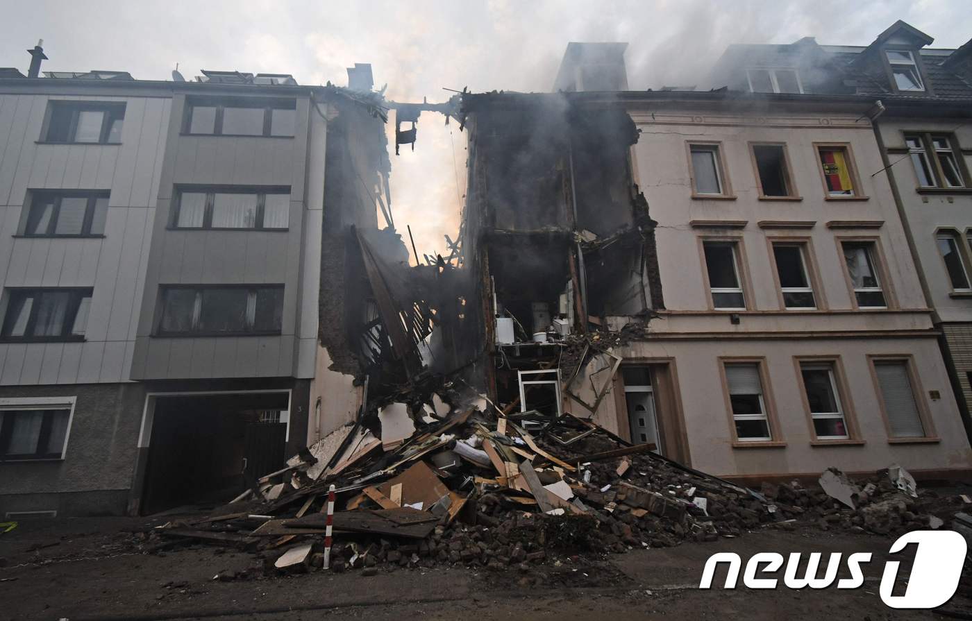 (부퍼탈 AFP=뉴스1) 우동명 기자 = 24일(현지시간) 독일 서부 부퍼탈의 한 3층 건물이 폭발사고로 폐허가 된 모습이 보인다. 이날 사고로 3층 건물 한 채가 폭발됐고 25명 …