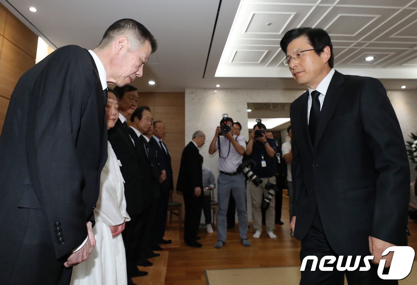 본문 이미지 - 황교안 전 국무총리가 25일 서울 송파구 서울아산병원 장례식장에 마련된 故 김종필 전 국무총리의 빈소를 찾아 조문 후 유가족과 인사를 하고 있다. 2018.6.25/뉴스1 ⓒ News1 박세연 기자