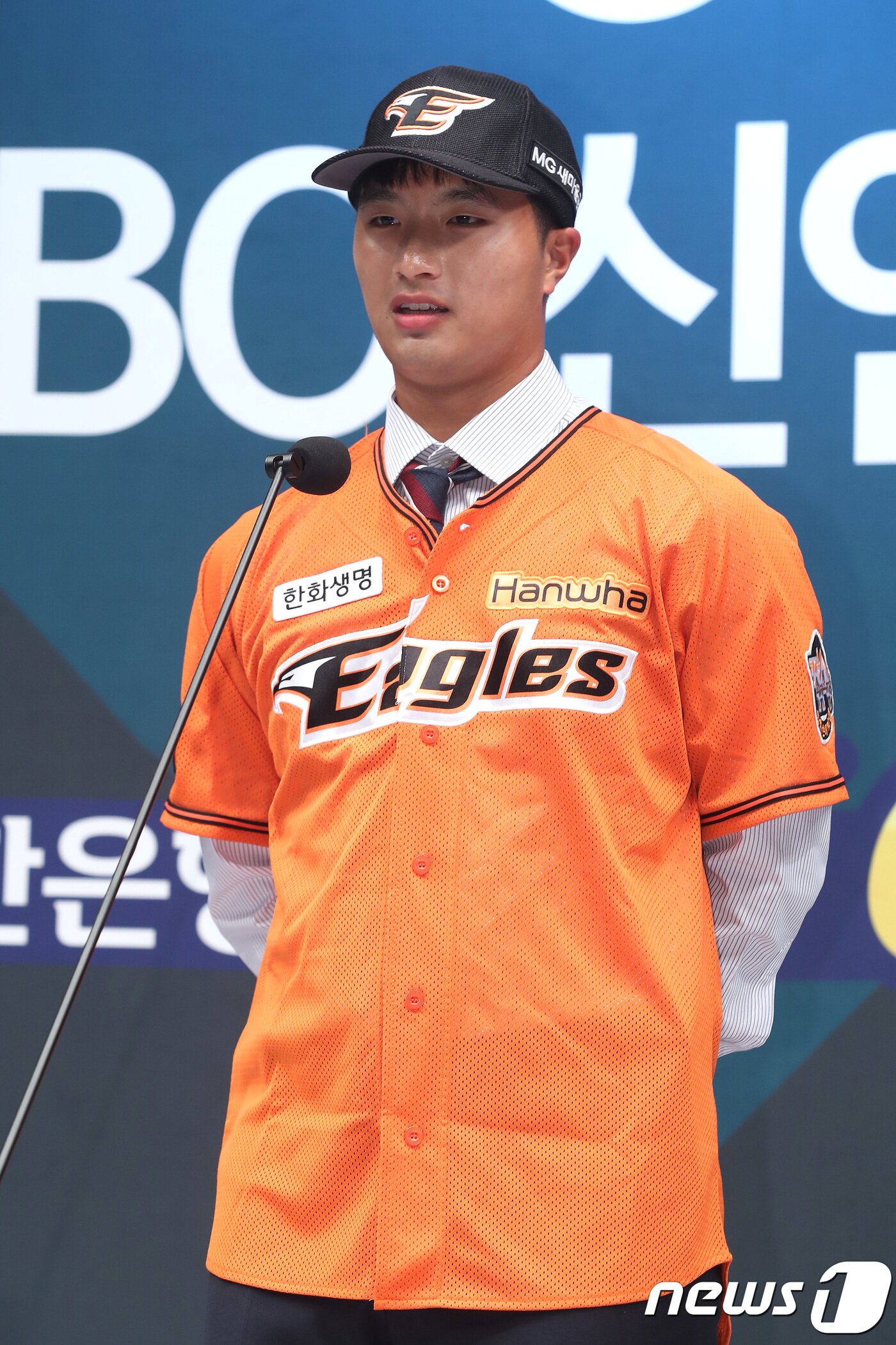 본문 이미지 - 25일 오후 서울 중구 웨스틴조선호텔 그랜드볼룸에 열린 '2019 KBO 신인 1차 지명'에서 한화 이글스에 1차 지명된 북일고 변우혁이 소감을 밝히고 있다. 2018.6.25/뉴스1 ⓒ News1 임세영 기자