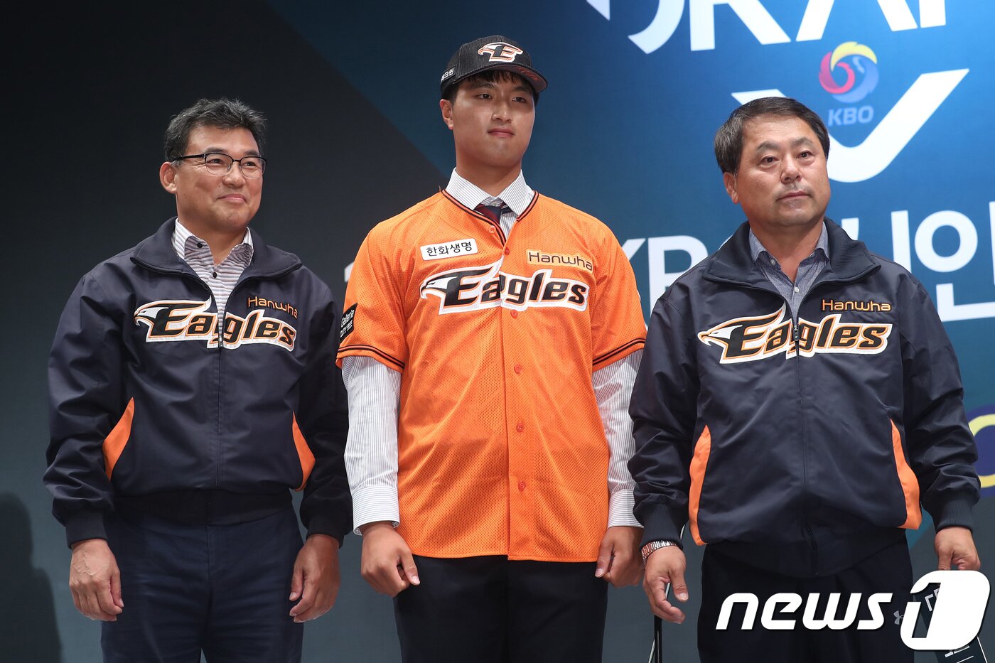 본문 이미지 - 25일 오후 서울 중구 웨스틴조선호텔 그랜드볼룸에 열린 '2019 KBO 신인 1차 지명'에서 한화 이글스에 1차 지명된 북일고 변우혁(가운데)이 박종훈 단장(왼쪽)과 기념촬영을 하고 있다. 2018.6.25/뉴스1 ⓒ News1 임세영 기자