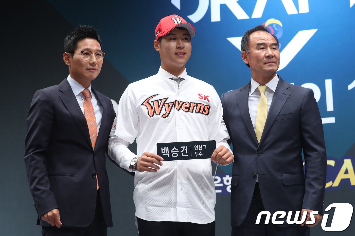 본문 이미지 - 25일 오후 서울 중구 웨스틴조선호텔 그랜드볼룸에서 열린 '2019 KBO 신인 1차 지명'에서 SK 와이번스에 1차 지명된 인천고 투수 백승건(가운데)이 염경엽 단장(왼쪽)과 함께 기념촬영을 하고 있다. 2018.6.25/뉴스1 ⓒ News1 임세영 기자