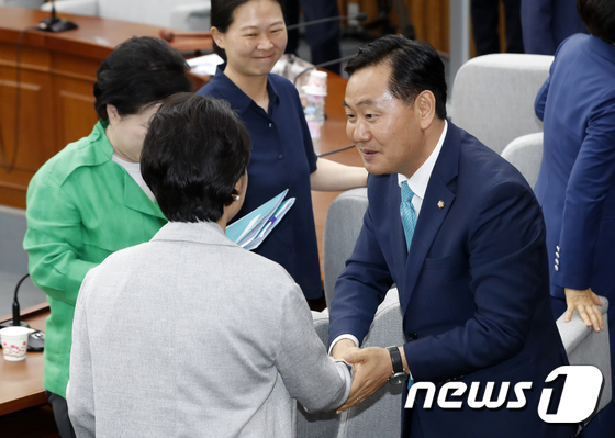 이언주 의원과 악수하는 김관영 신임 원내대표