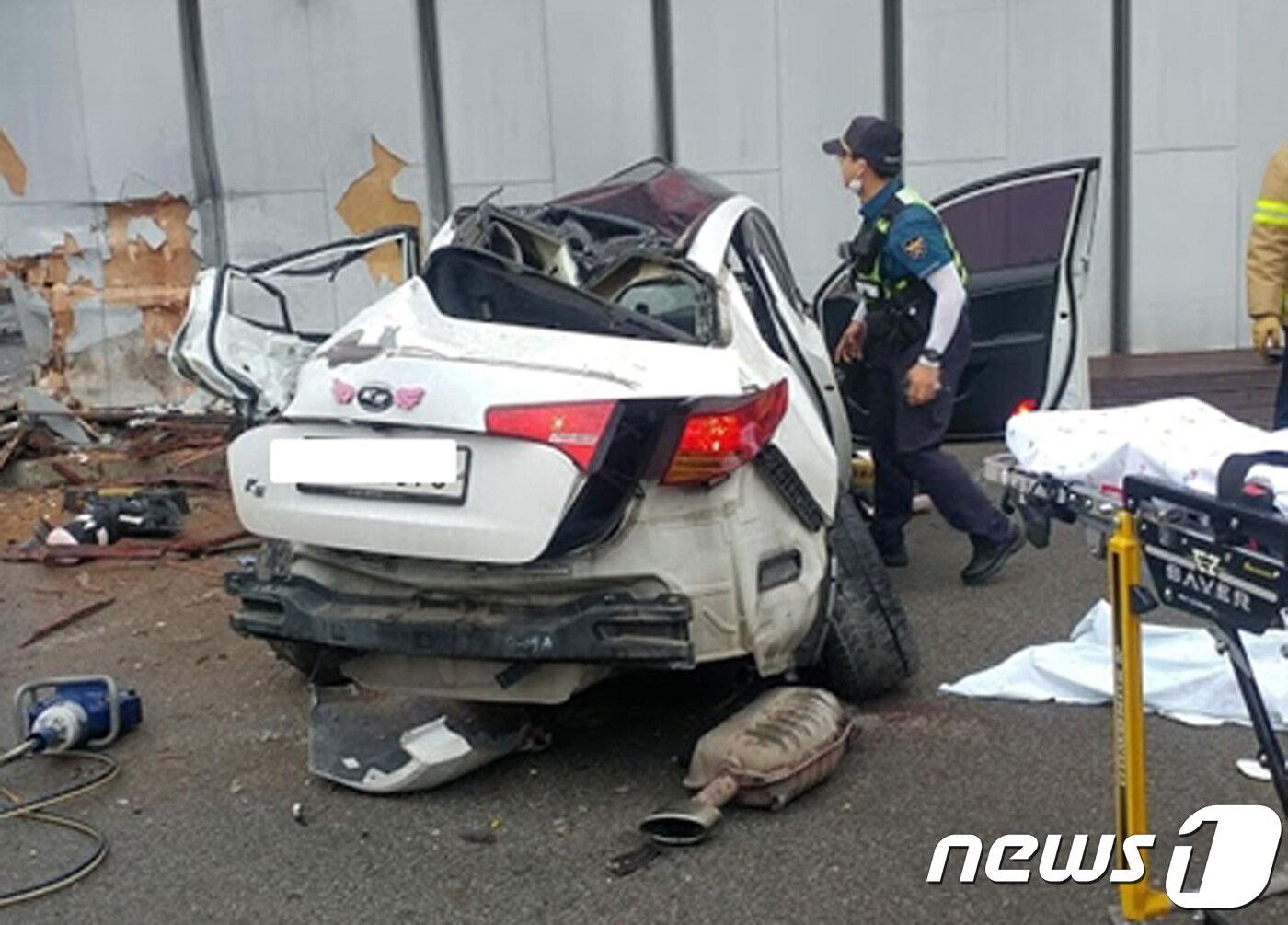 본문 이미지 - 26일 오전 6시 13분께 경기도 안성시 공도읍 마정리 38국도에서 A군(17)이 운전하던 K5 렌트카 차량이 한 의류매장을 들이 받는 사고가 발생했다. 이 사고로 차량 탑승자 4명이 숨지고 1명이 부상을 당했다. (경기도재난안전본부 제공) 2018.6.26/뉴스1 ⓒ News1 오장환 기자