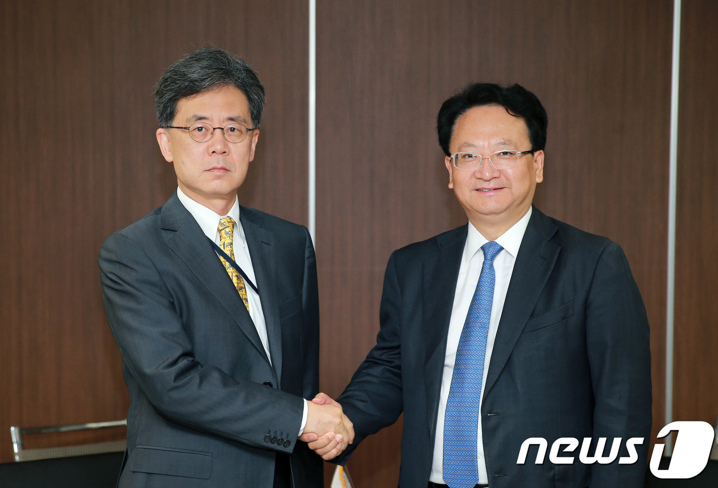 (서울=뉴스1) = 김현종 산업통상자원부 통상교섭본부장(왼쪽)이 26일 오전 서울 대한상공회의소 접견실에서 징쥔하이(景俊海) 중국 길림성장과 면담에 앞서 악수하고 있다. (산업통상 …