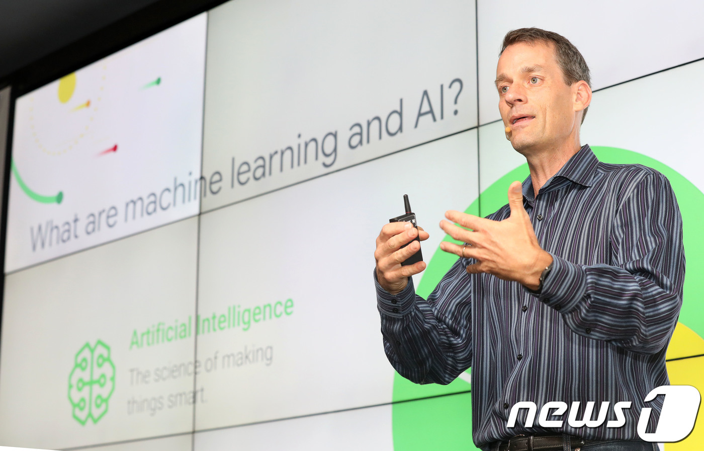 (서울=뉴스1) 박세연 기자 = 제프 딘(Jeff Dean) 구글 AI총괄이 26일 오전 서울 강남구 대치동 구글캠퍼스서울에서 열린 'AI with Google 2018'컨퍼런스에 …