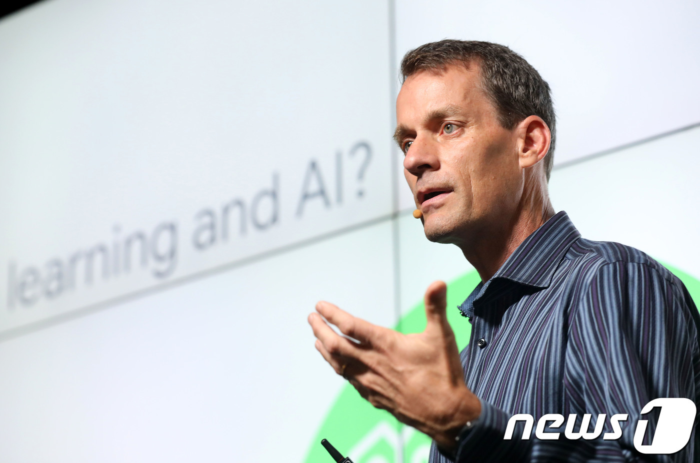 (서울=뉴스1) 박세연 기자 = 제프 딘(Jeff Dean) 구글 AI총괄이 26일 오전 서울 강남구 대치동 구글캠퍼스서울에서 열린 'AI with Google 2018'컨퍼런스에 …