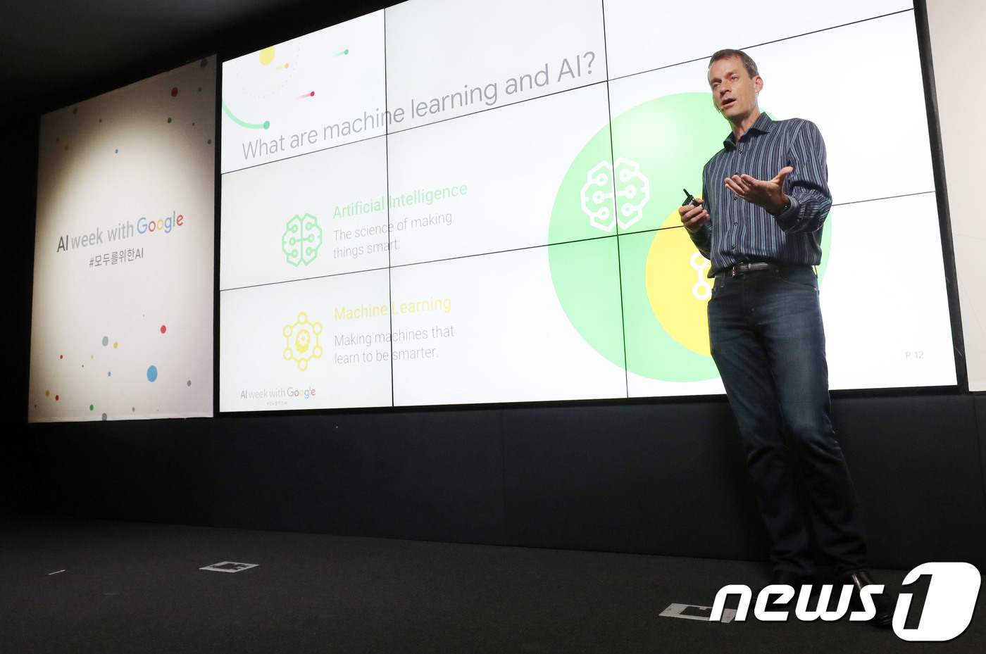 (서울=뉴스1) 박세연 기자 = 제프 딘(Jeff Dean) 구글 AI총괄이 26일 오전 서울 강남구 대치동 구글캠퍼스서울에서 열린 'AI with Google 2018'컨퍼런스에 …