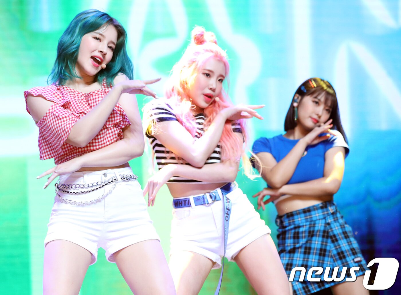 본문 이미지 - 걸그룹 모모랜드 낸시(왼쪽부터) 주이, 아인이 26일 오후 서울 용산구 블루스퀘어에서 열린 4집 미니 앨범 '펀 투 더 월드(Fun to the world)' 쇼케이스에 참석해 신곡을 선보이고 있다. 이번 앨범에는 타이틀곡 '배엠(BAAM)'을 비롯해 ‘베리베리’ ‘빙고게임’ ‘온리 원 유(Only one you)’ 등이 수록돼 있다. 2018.6.26./뉴스1 ⓒ News1 권현진 기자