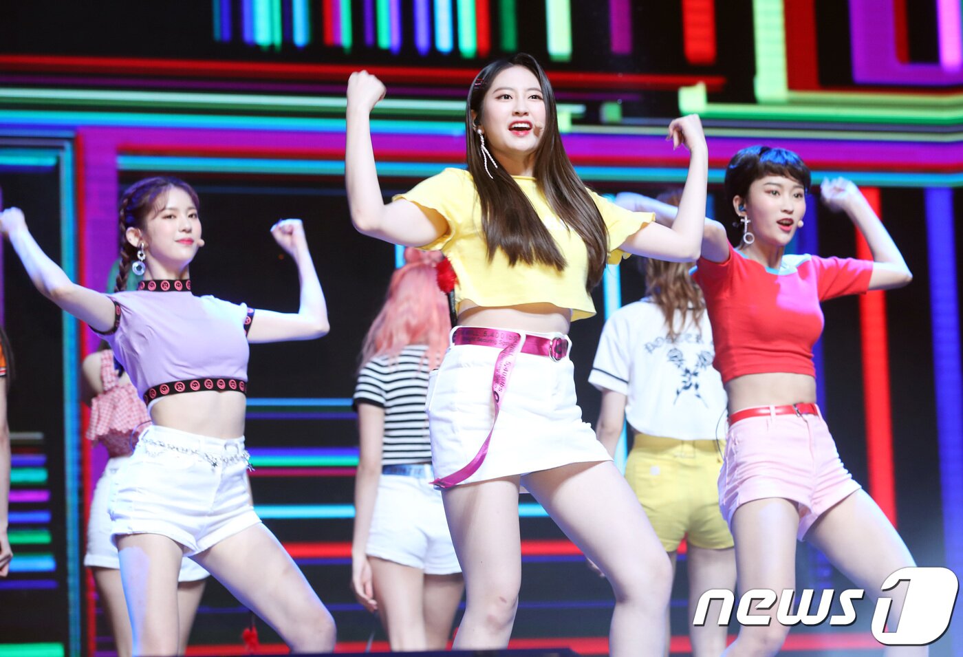 본문 이미지 - 걸그룹 모모랜드 태하(가운데)가 26일 오후 서울 용산구 블루스퀘어에서 열린 4집 미니 앨범 '펀 투 더 월드(Fun to the world)' 쇼케이스에 참석해 신곡을 선보이고 있다. 이번 앨범에는 타이틀곡 '배엠(BAAM)'을 비롯해 ‘베리베리’ ‘빙고게임’ ‘온리 원 유(Only one you)’ 등이 수록돼 있다. 2018.6.26./뉴스1 ⓒ News1 권현진 기자