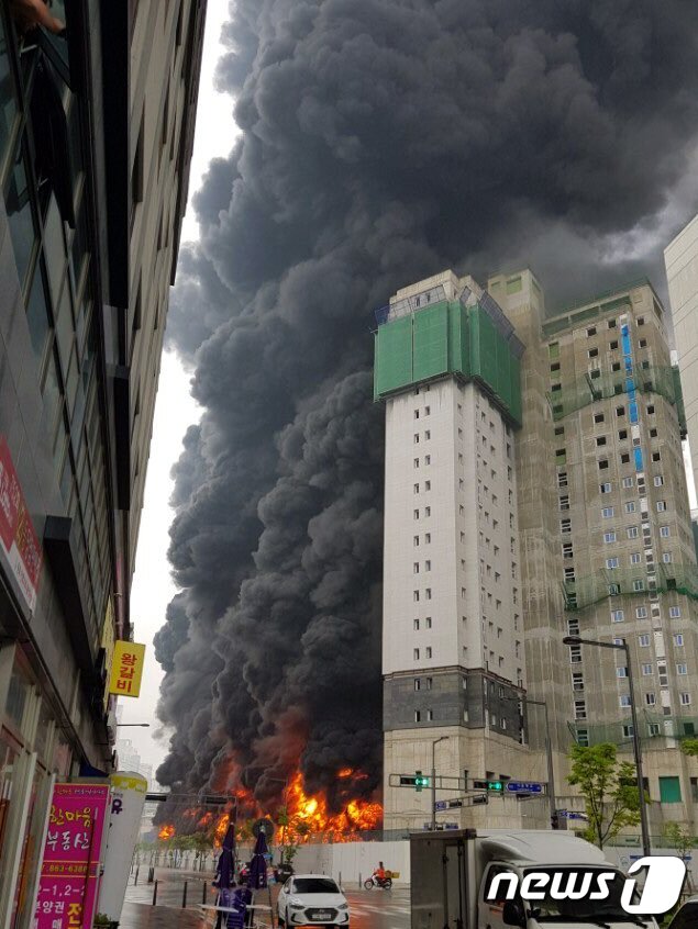 본문 이미지 - 26일 오후 세종시 새롬동 아파트 공사장에서 불이 나 검은 연기가 치솟고 있다. (독자제공) 2018.6.26/뉴스1 ⓒ News1 김용빈 기자