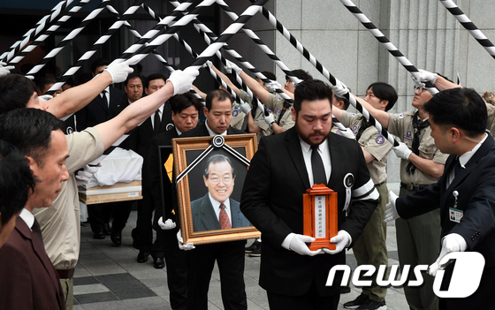 김종필 전 총리 영결식 엄수…충남 부여 가족묘원 안치