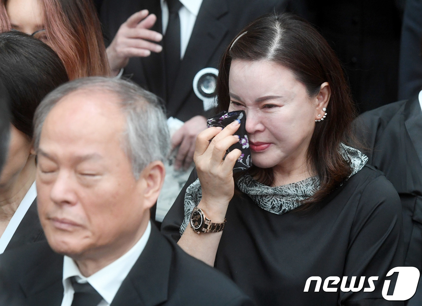 (서울=뉴스1) 사진공동취재단 = 27일 오전 서울 송파 서울아산병원에서 열린 고(故) 김종필 전 국무총리 영결식에서 배우 최란이 눈물을 흘리고 있다. 2018.6.27/뉴스1
