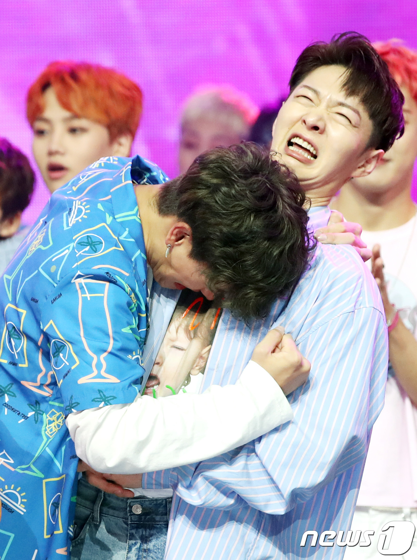 (일산=뉴스1) 권현진 기자 = 비투비 육성재, 이창섭(오른쪽)이 27일 오후 일산 MBC드림센터에서 생방송으로 열린 MBC뮤직의 ‘쇼 챔피언'(쇼챔)에 출연해 1위를 차지한 뒤 …